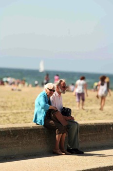  Vieux couple à la plage - Christophe Martel 